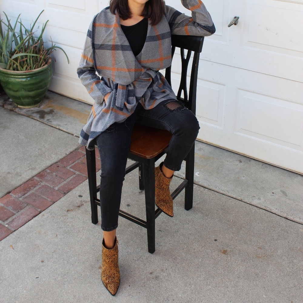 🆕//Fall Favorite Collection// Plaid Charcoal Coat - Picture 2 of 8